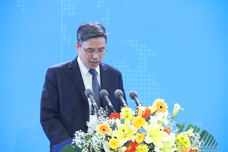 006中国贸促会贸易投资促进部部长冯耀祥主持湘江论坛.jpg